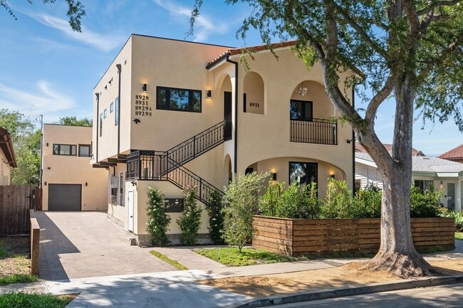 Building Photo - Stunning brand new construction, modern lu...