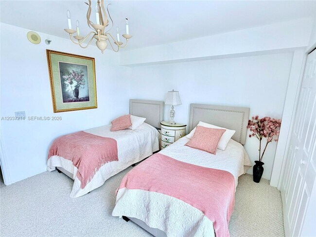 Foto del edificio - 3500 Mystic Pointe Dr
