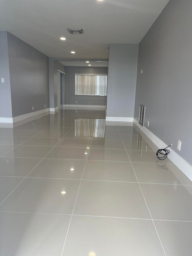 Foto del edificio - 2396 SW 13th Ave