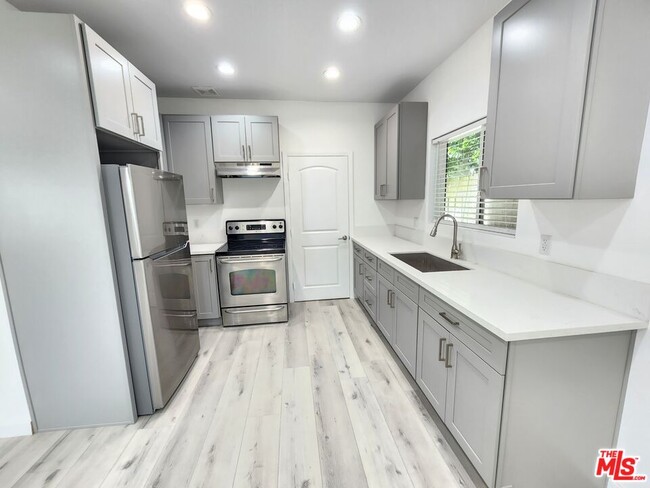 Building Photo - 11618 Balboa Blvd