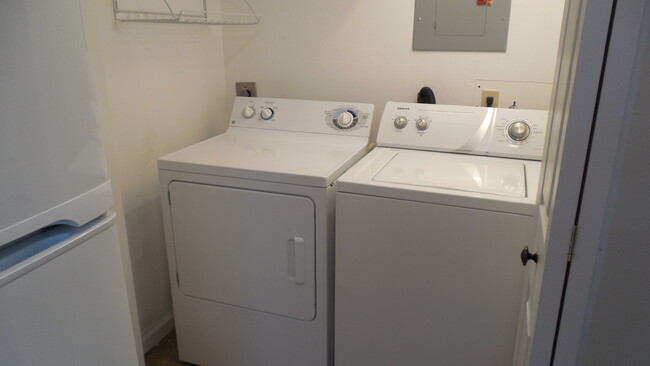 Laundry area - 408 Maplebrook Dr