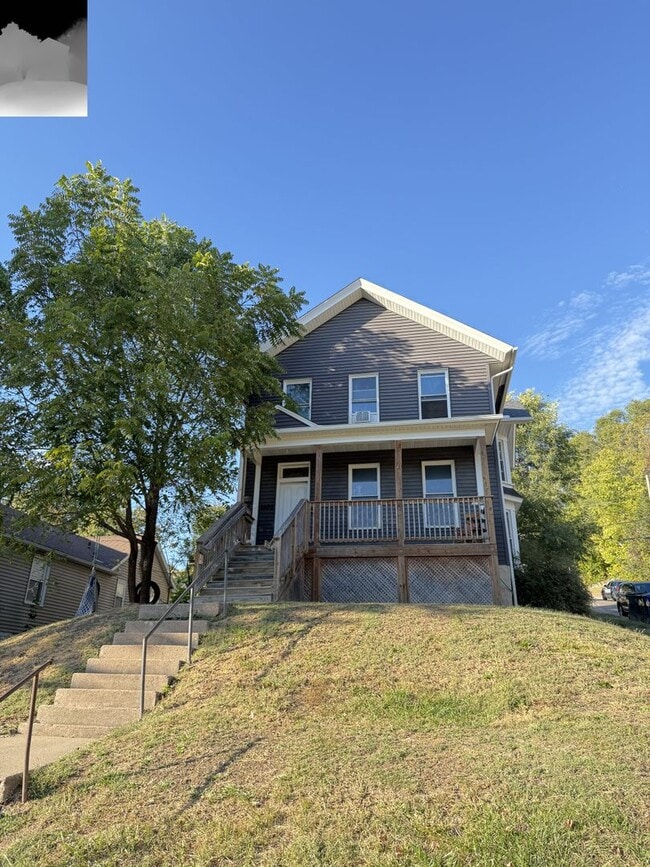 Building Photo - 1402 W 9th St