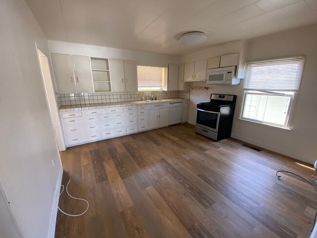 Building Photo - 944 Mesa St