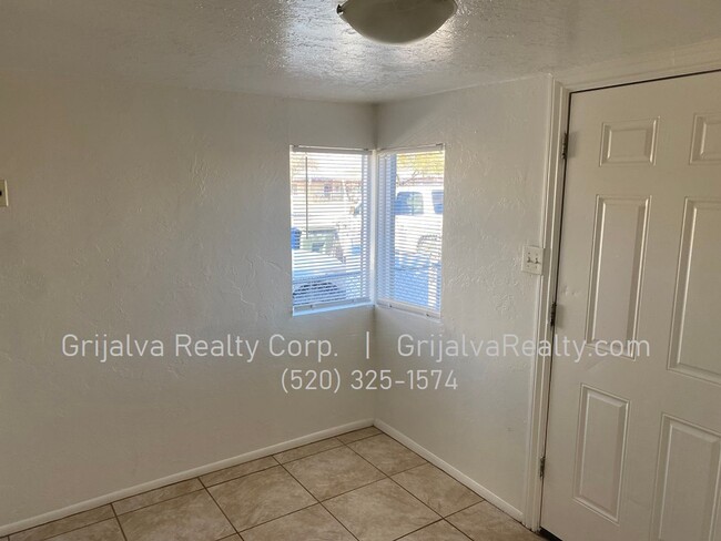 Building Photo - Cute 1 Bedroom House for Rent  (Ajo Way/12...