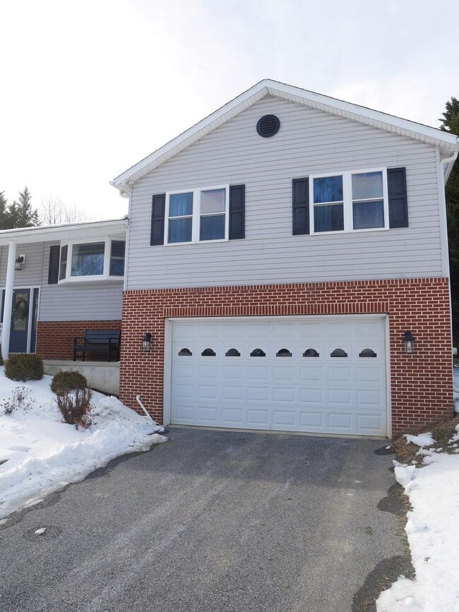 Building Photo - Beautiful 4-Bedroom Home with Finished Basement & Large Yard- Sykesville, MD