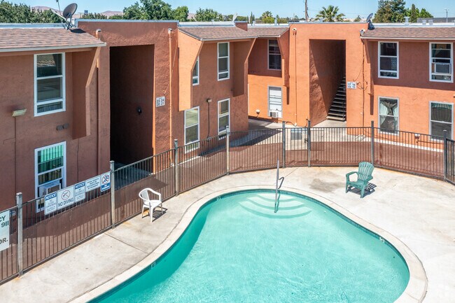 Piscina - The Village West Apartments