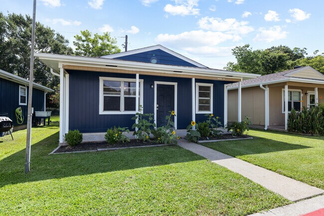 Foto del edificio - 717 Cedar Bayou Rd