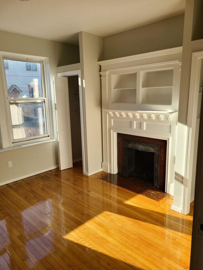 Building Photo - HOT 4 BED IN ALLSTON
