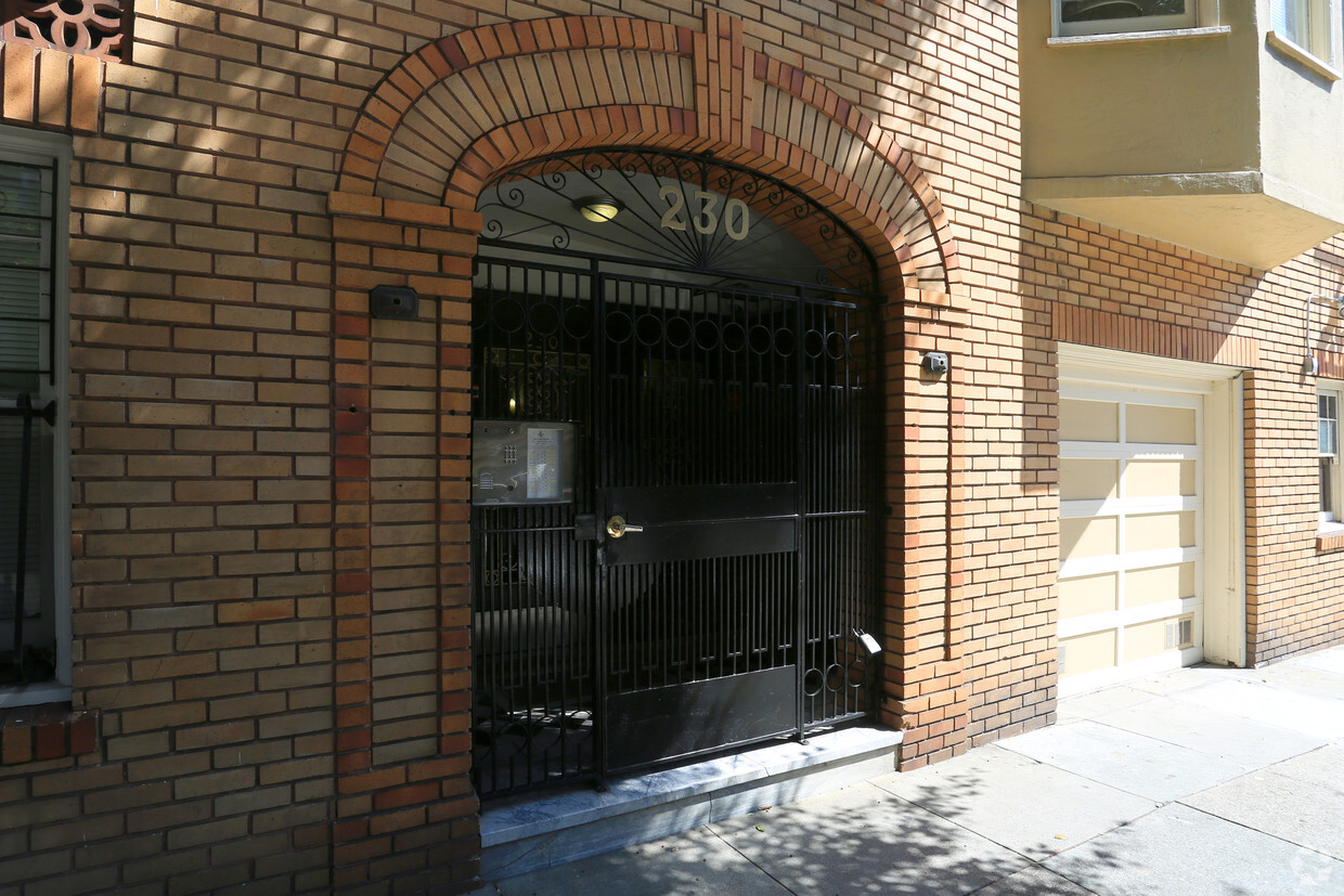 Entrada frontal - Oak Street Apartments