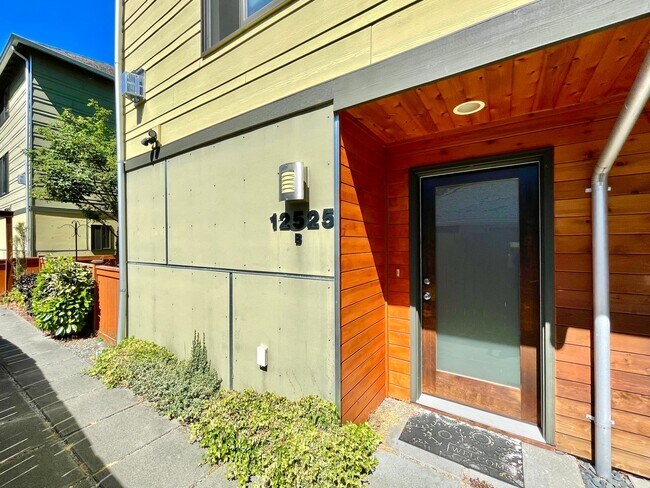 Building Photo - Great Townhome For Rent