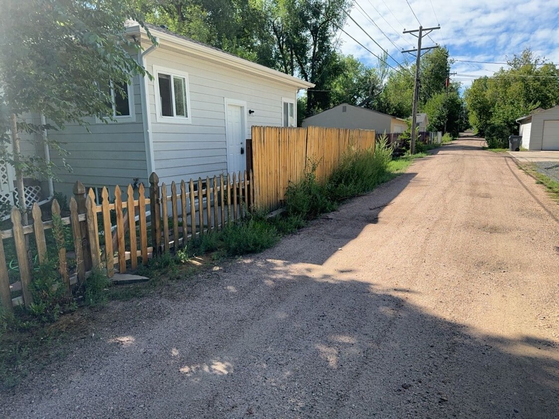 Primary Photo - Updated 1 Bed 1 Bath Apartment