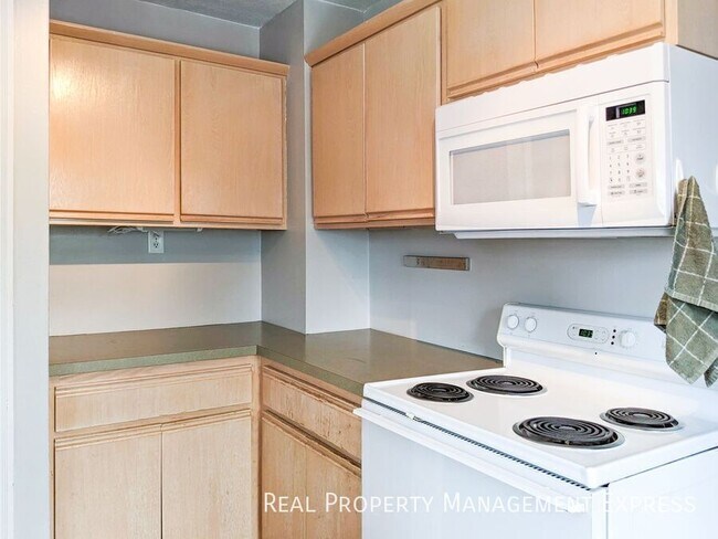 Foto del edificio - 3 Bed House w/ Fenced-In Yard