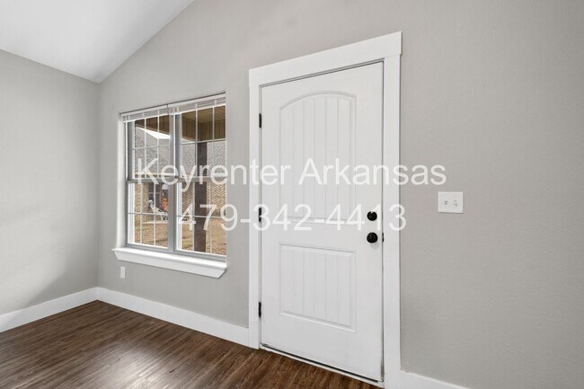 Foto del edificio - 445 Oakwoods Dr
