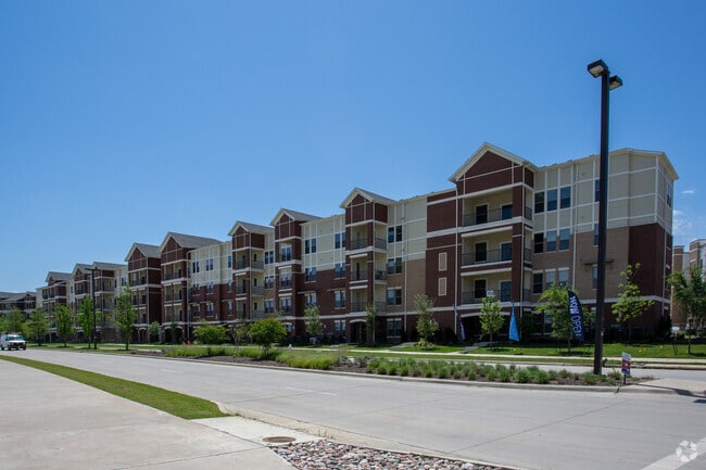 Building Photo - Luxe at Mercer Crossing