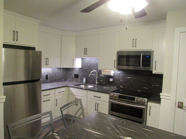 Building Photo - Manchester Oakbrook 2 Bedroom/ First Floor...