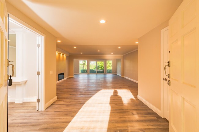 Building Photo - 834 Cloverview Dr