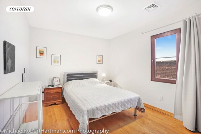 Foto del edificio - 457 E 9th St