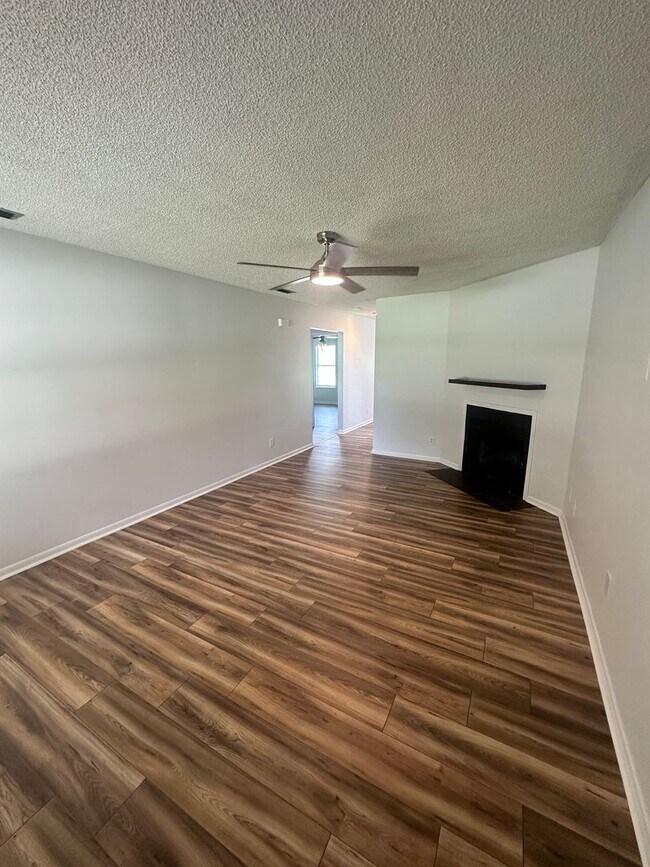 Foto del edificio - 2BD/2B Duplex in Excellent Location!!