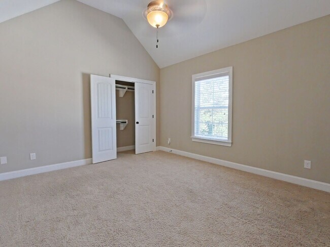 Building Photo - Estate STYLE home with pool and basement i...