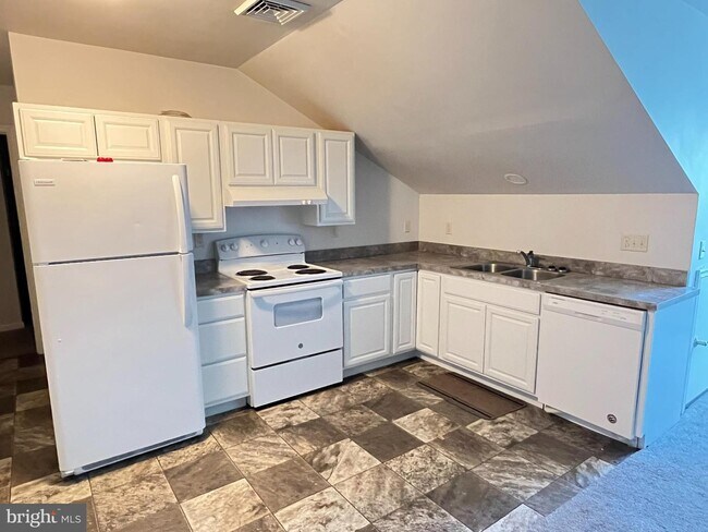 Foto del edificio - 732 COMMERCIAL Ln