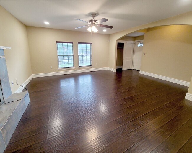 Building Photo - Large Military Park Home