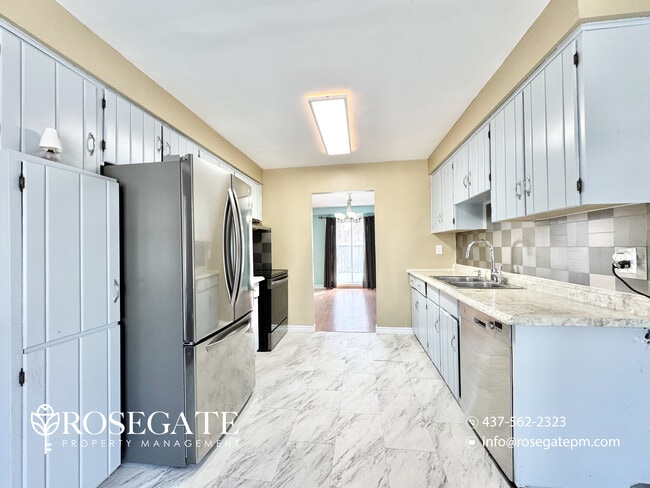 Photo du bâtiment - Spacious Corner-Unit Semi-Detached Home with 4 Bedrooms & Parking in Pickering