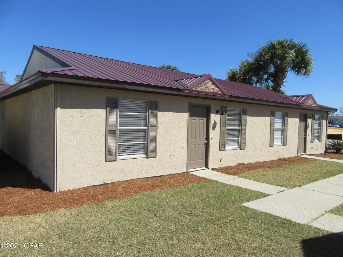 1418 New York Ave, Lynn Haven, FL 32444 Townhome Rentals in Lynn