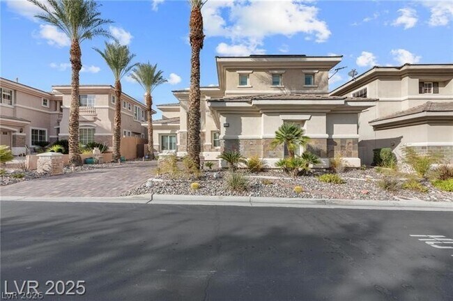 Foto del edificio - 425 Pinnacle Heights Ln