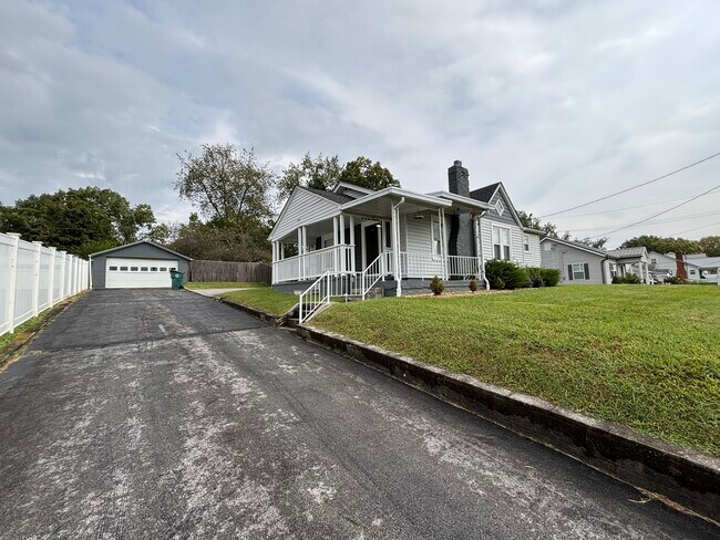 Mucho espacio para estacionar - 2459 Bradley St