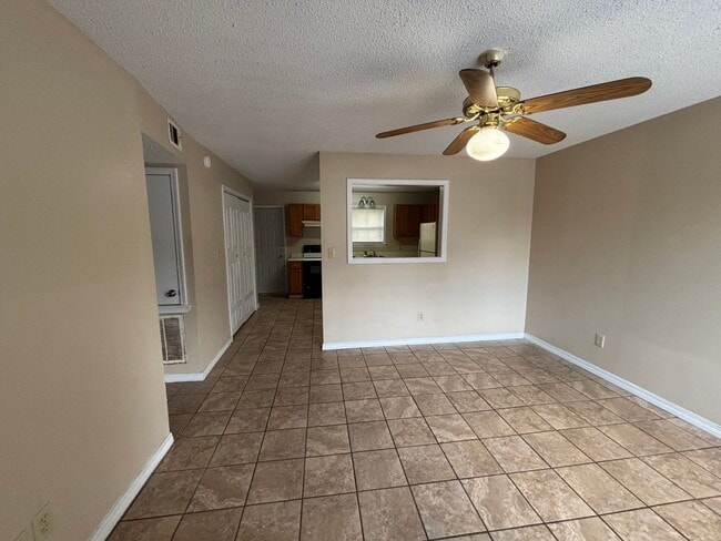 Building Photo - This 3-bedroom, 1.5-bath home in Russellville, AR