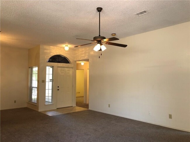 Building Photo - AVAILABLE NOW 3 Bedroom 2 Bath Home in For...