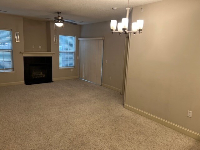 Comedor/Sala de estar - 605 Grandview Ct