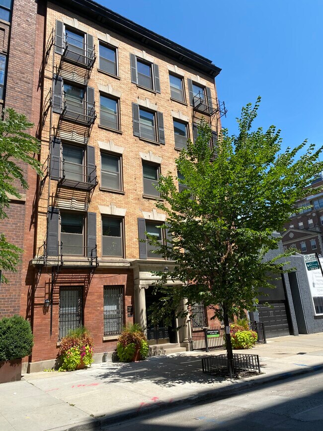 Building Photo - 150 W Huron St