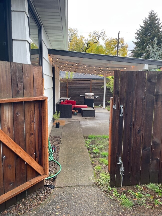 Entrance to in law unit - 5520 N Concord Ave