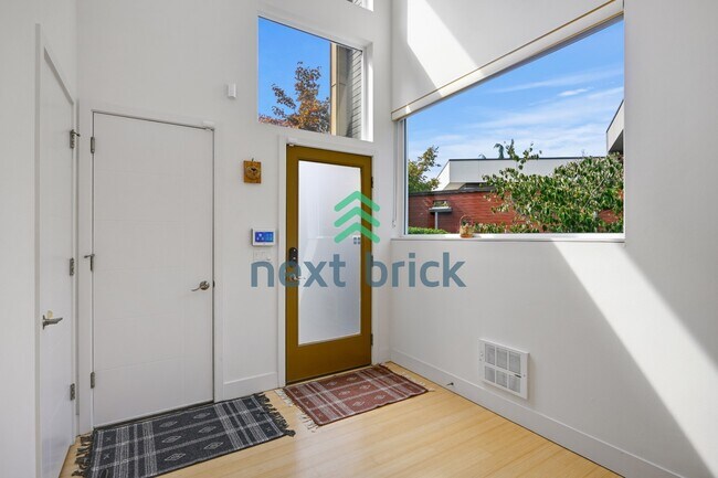 Foto del edificio - "Spacious 4-Bedroom Seattle Home with 3 Full Baths and 2,420 Sq. Ft. of Comfort!"