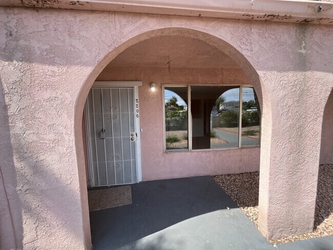 Foto del edificio - 2 BEDROOM 1 1/2 BATH TOWNHOME CENTRALLY AN...