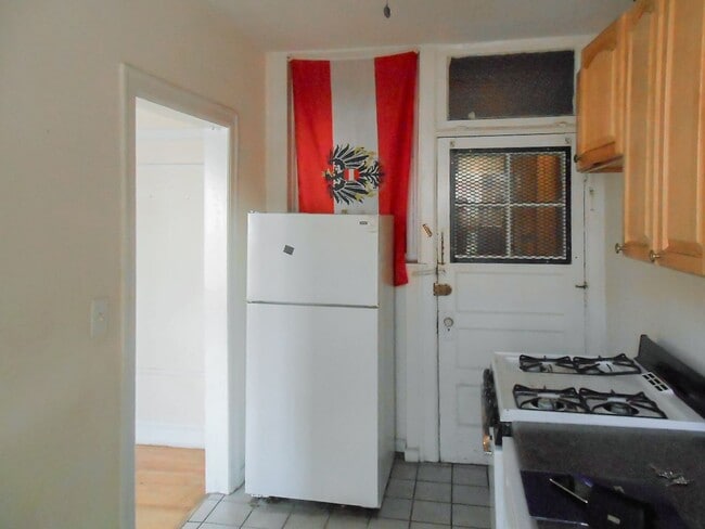 Interior Photo - 5208-14 N. Damen / 2000-10 W. Foster