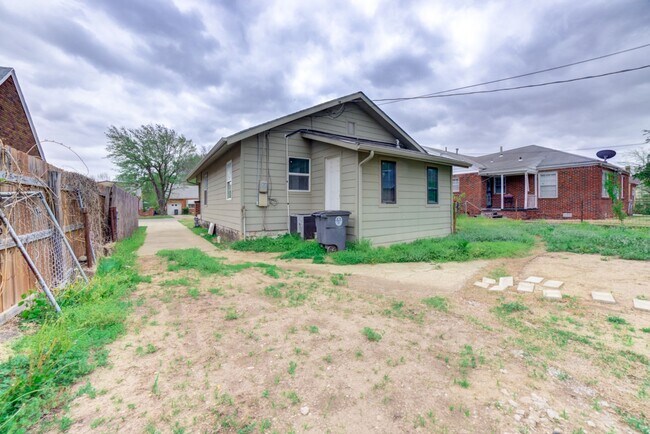 Foto del edificio - N Denver Ave  Duplex