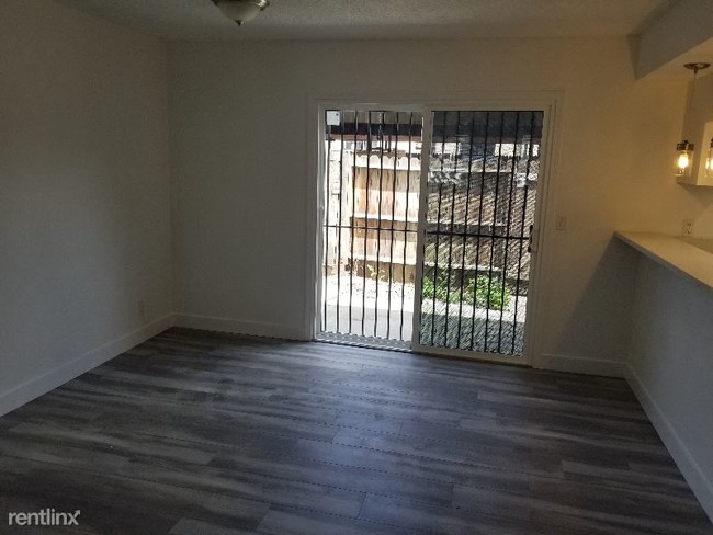Building Photo - 3 br, 1.5 bath Townhome - 4450 Townehome dr