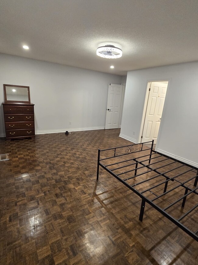 Building Photo - 42 Connaught Av