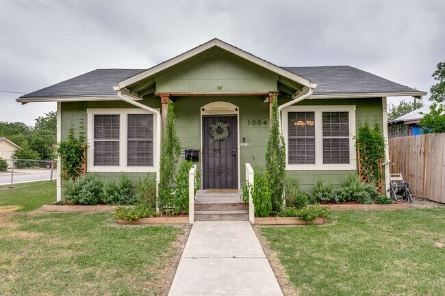 Building Photo - BEAUTIFUL 3-BEDROOM HOME IN LOS ANGELES HE...