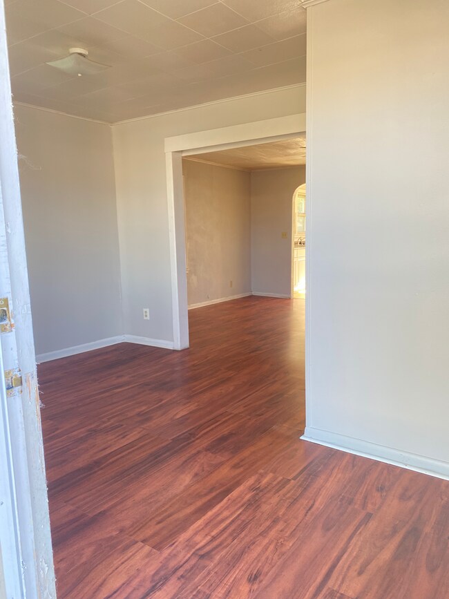 Foto del edificio - 1412 N Harris Ave