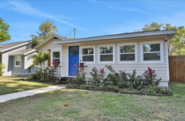 Foto del edificio - Home For Rent in St Pete with TONS OF UPGRADES & FENCED IN YARD!