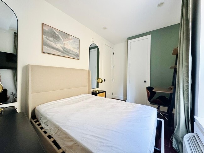 Foto del edificio - Furnished room/NOT APARTMENT