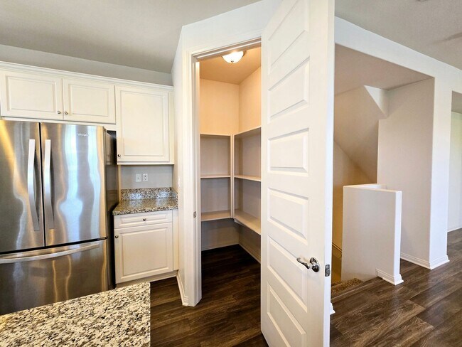 Building Photo - Tri-level Townhome in Prime Fullerton Loca...