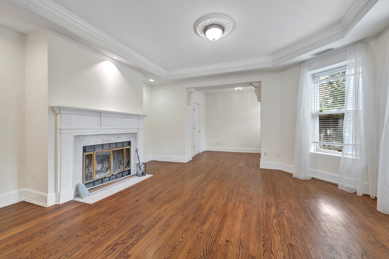 Primary Photo - 300 F St NE