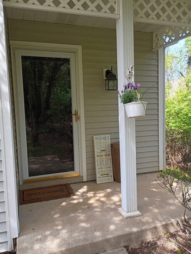 Foto del edificio - 2210 S Laurelwood Cir
