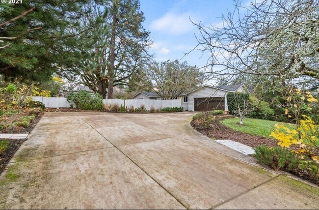 Building Photo - 17350 SW Bany Rd