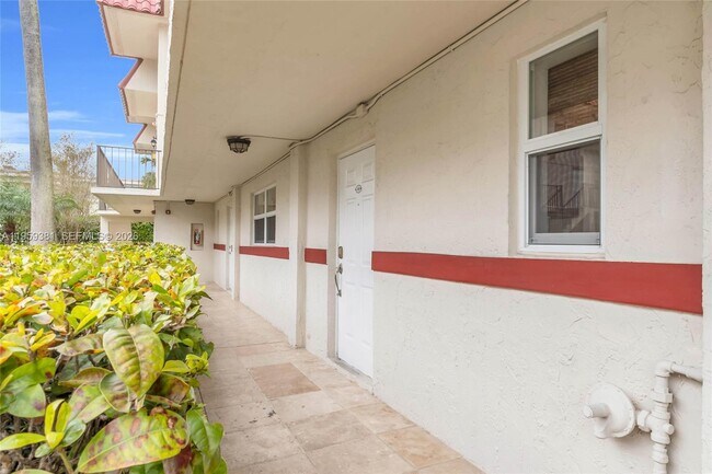 Building Photo - 6707 N Kendall Dr