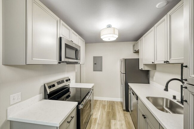 Building Photo - Beautifully Renovated 1 & 2 Bedroom Apartments in Lynnwood!